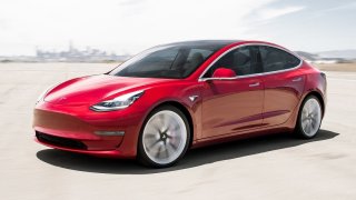 Se spolehlivostí je na tom Tesla hůř než Dacia. Model 3 jako mladá ojetina propadl