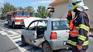 Nehoda sanitky a osobního vozu