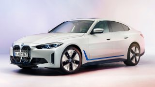 BMW vytasilo zbraň na Teslu Model 3. Elektromobil i4 vyvine až 530 koní a ujede 590 km na nabití