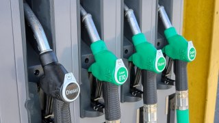 Aktuální ceny paliv v 16 evropských zemích ukazují, kde lze při cestách na dovolenou výrazně ušetřit
