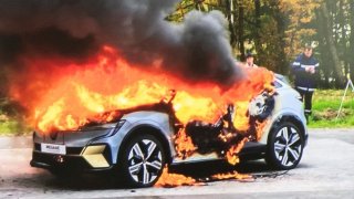 Hašení hořícího elektromobilu je drahé. Jen likvidace kontaminované vody vyjde na 60 tisíc korun