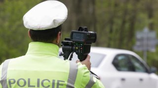 Komentář: Policie ukazovala médiím měření rychlosti na místě, kde se kvůli rychlosti nikdy nebouralo