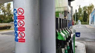 Řidičské mýty: Mobil vyhodí čerpací stanici do povětří! Ne, důvod zákazu telefonování je přízemnější