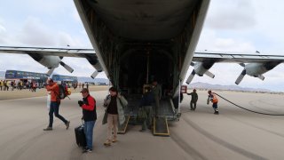 Novináře přepravují vojenská letadla