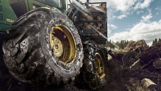 Působivá technika pro lesní těžbu. Většinou obouvá