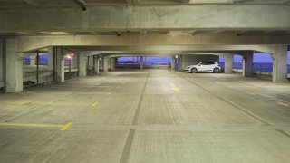 Nová P+R parkoviště zejí prázdnotou. Řidiči o nich neví