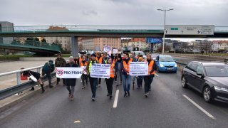 Už žádné pochody po magistrále a blokování dopravy. Třicítkáři v Praze končí