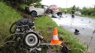 Tři lidé zemřeli po srážce dvou aut. Zavinil ji nebezpečně předjíždějící řidič v BMW