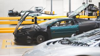 Stovky klasických Jaguarů a Land Roverů v obřím ce