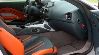 Aston Martin Vantage – Interiér 8