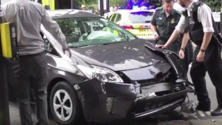 Prius při nehodě převrátil Brabus G500 4x4² - Obrá