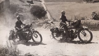 Sestry jako první přejely Ameriku na motorce. Několikrát skončily ve vězení, protože měly kalhoty