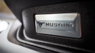 Ford Mustang interiér 10