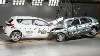 Staré vs. nové v crash testu: Jak se zvýšila bezpečnost aut za 17 let?