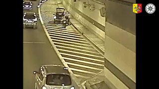 Policista zachránil v pražském tunelu vozíčkáře, který měl defekt pneumatiky na svém autě