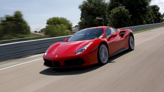 Elektřině navzdory. Ferrari investuje do spalovacího motoru, který bude prodávat po roce 2035