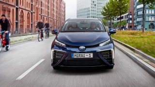Vodíková Toyota Mirai a nová generace Toyoty Prius