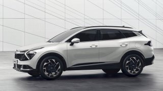 Nová Kia Sportage oficiálně: Je výrazná jako Hyundai Tucson a brousí si zuby na Škodu Karoq