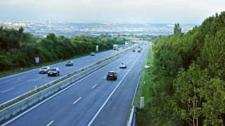 Nižší rychlost na dálnici pro auta se spalovacím motorem. Slováci chtějí podpořit elektromobily