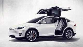 Alza začala prodávat elektromobily Tesla 5