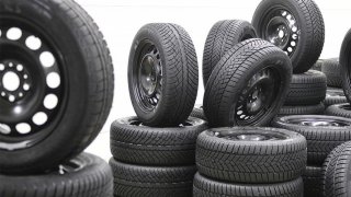 Vyznáte se v energetických štítcích na pneumatikách? Pokud ne, můžete chybovat při výběru