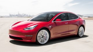 Tesla Model 3 proti Ferrari Portofino: Vyhraje sporťák, nebo elektromobil?