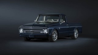 Chevrolet C-10 z roku 1967 zrestaurovala samotná a
