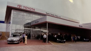 Toyota na českém trhu slaví 30 let. Objednávky přijímala faxem a ze strachu pořizovala satelitní telefony