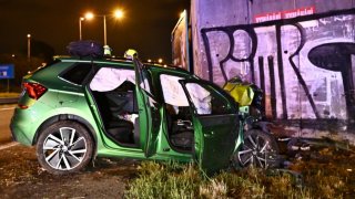 Mladý řidič čelně naboural do zdi. Záchranáře zavolalo auto a zřejmě mu zachránilo život