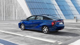 Vodíková Toyota Mirai a nová generace Toyoty Prius