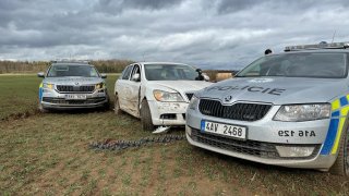 Střelba, honička v poli a čtyři zdemolovaná auta. Policisté v Praze stíhali nebezpečeného zlodějě