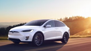 Alza začala prodávat elektromobily Tesla 7
