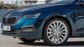 Budoucí Škoda Octavia unikla na prvním videu. Zkoušela tahat vozík v Alpách, brzdila dopravu