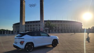 Posádka Autosalonu navštívila s elektromobilem stadiony Eura v Německu. Kilometr vyšel na 3,75 Kč