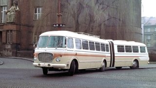 Retro: České kloubové autobusy neměly na růžích ustálno. Uzurpoval je Ikarus i západní konkurence