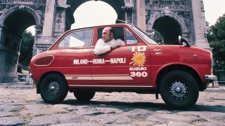 Suzuki letos slaví 100 let. Za jeho volantem se v roce 1968 řítil napříč Itálií i Sir Stirling Moss