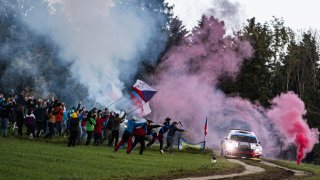 „České WRC bylo extrémně náročné“, stěžovali si závodníci. Pro rodáka Erika Caise to byl denní chleba