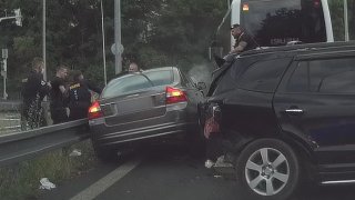 Policejní honička za feťákem v kradeném autě skončila v Praze hromadnou nehodou