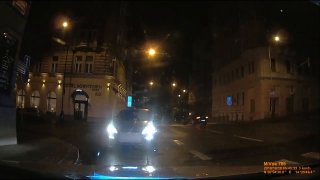 Video: Opilec vjel v Praze na magistrále do protisměru, pak před policisty couval přes červenou