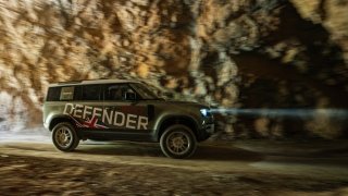 Nový Land Rover Defender není jen další leštěnka pro rozmazlené manželky, ale tvrdý teréňák