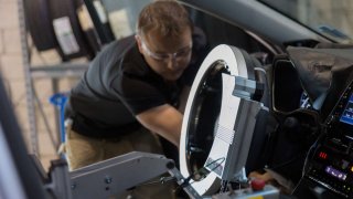 Odolnost a bezpečnost nových modelů vozů Toyota testuje robot