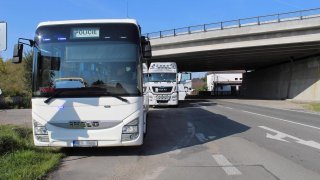 Liberecká policie odhaluje přestupky z tajného autobusu. Z něj je totiž vidět i do kabin kamiónů