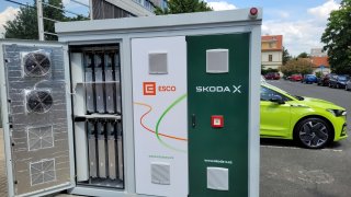 Škoda a ČEZ připravily pro vysloužilé baterie z elektroaut příjemný důchod: 15 let práce v úložišti