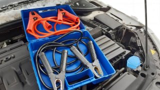 Krok za krokem: Jak správně zapojit startovací kabely u vybitého auta, aby nedošlo ke zkratu
