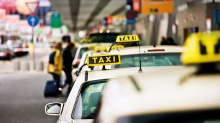 Taxikáři chtějí v pondělí blokovat letiště