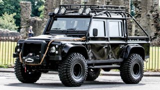 Do aukce jde filmový Land Rover Defender. Proháněl