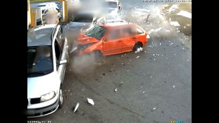 Řidič usnul a sestřelil benzinku i auta stojící u ní. Jednoho ze zákazníků minul jen o vlásek