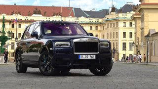 Průměrný zákazník Rolls-Royce zaplatil za auto 12 milionů. Automobilka jich našla nejvíc v historii