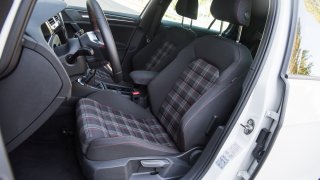 Volkswagen Golf GTI interiér 6