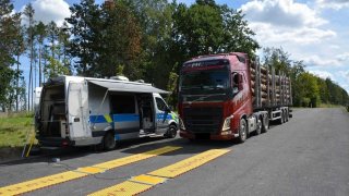 Přetížené kamióny drtí české silnice a dálnice. Nevyhověl každý druhý z policií kontrolovaných